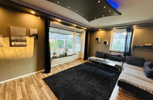 Garsnas Apartment | Modern lägenhet med trädgård på Österlen, nära hav & golf