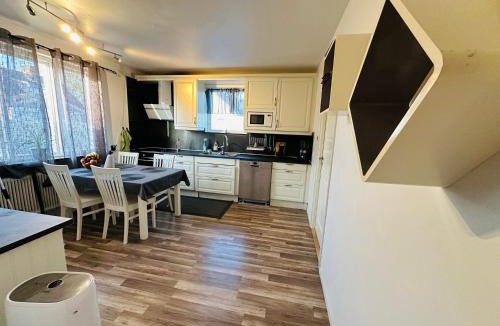 Garsnas Apartment | Modern lägenhet med trädgård på Österlen, nära hav & golf