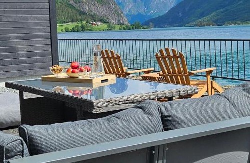 Stryn Apartment | Modern lakefront apt with view - EV plug