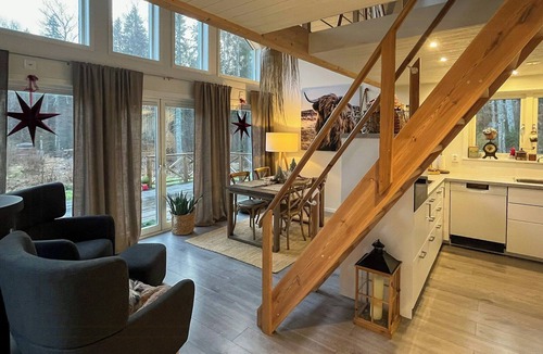 Gullabo House | Modern loft house in the woods near Gullabo
