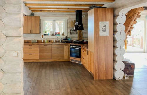 Adelso House | Modern log cabin on Adelsö