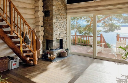 Adelso House | Modern log cabin on Adelsö