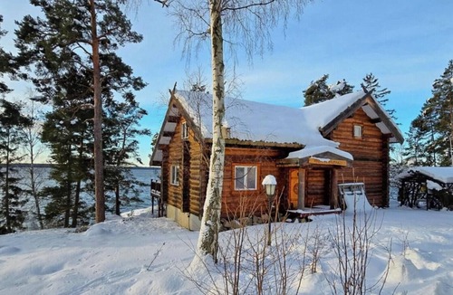 Adelso House | Modern log cabin on Adelsö