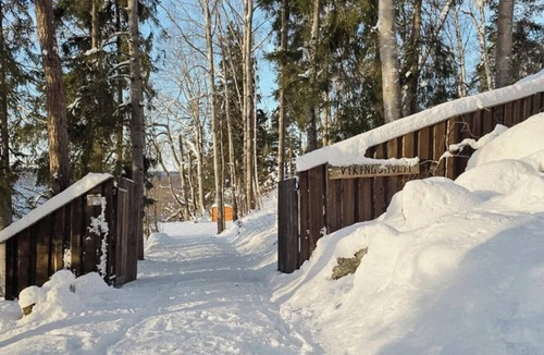 Adelso House | Modern log cabin on Adelsö