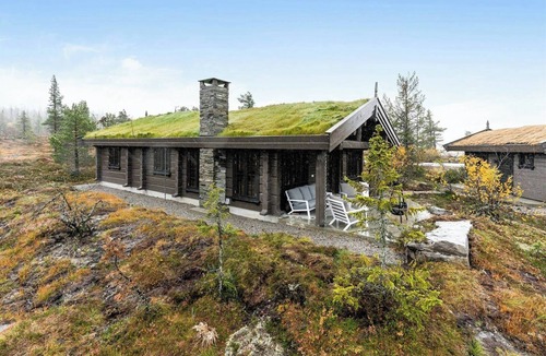 Rollag House | Modern log cabin with hot tub and sauna