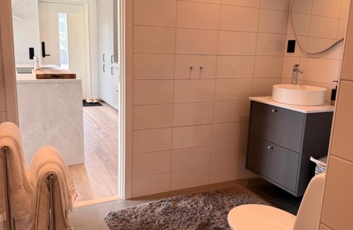 Alingsas Apartment | Modern nybyggd lägenhet med hotellkänsla intill sjön Gerdsken