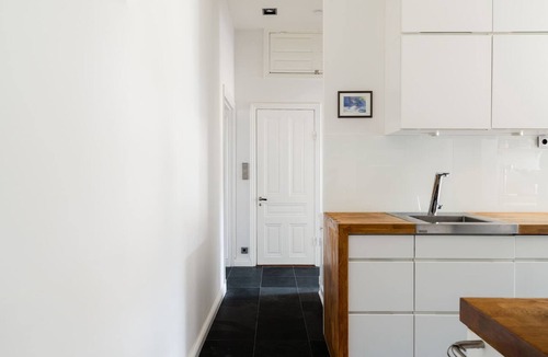 Ostermalm Apartment | Modern Ostermalm Apartment with Balcony 4m Ceiling