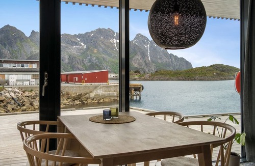 Henningsvaer Apartment | Modern sea front apartment with up to 8 beds