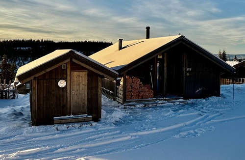 Ringsaker House | Modern sports cabin on Sjusjøen with sauna and waxing room