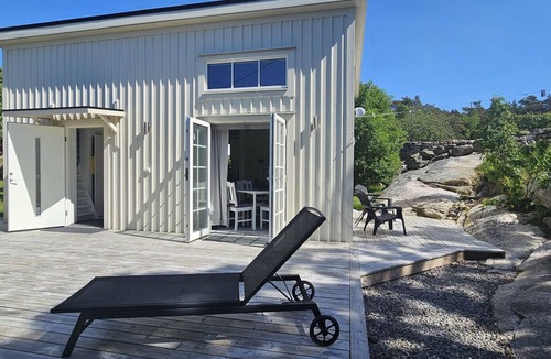 Varekil Cottage | Modern studio house in Rossö, 370 m to the sea | SE09120