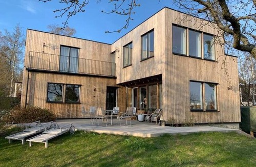 Viggbyholm Villa | Modern villa with generous open spaces and fantastic lakeside location