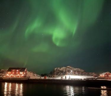 Stamsund House | Modern waterfront rorbu with terrace and stunning sea view - free parking