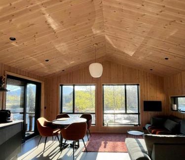 Flora Apartment | Moderne Hytte Høyt Over Storelva Ved Eikefjord
