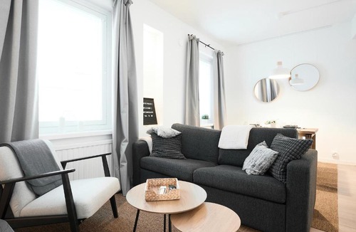 Turku Apartment | Modernized 1920s Apartment with Free Parking