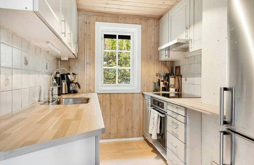 Vinje House | Modernized cabin near ski slopes with deck views