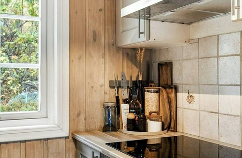Vinje House | Modernized cabin near ski slopes with deck views