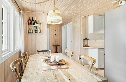 Vinje House | Modernized cabin near ski slopes with deck views