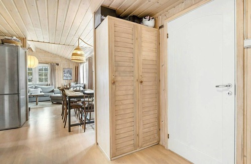 Vinje House | Modernized cabin near ski slopes with deck views