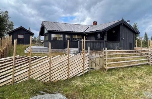 Ringsaker House | Modernized log cabin at Ljøsheim