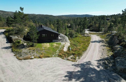 Tørdal House | Modernized mountain cabin near Treungen