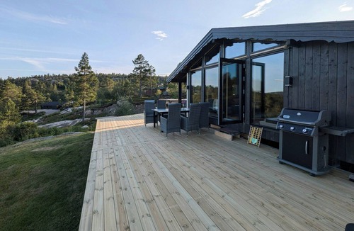 Tørdal House | Modernized mountain cabin near Treungen