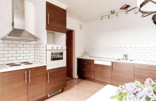 Stora Sundby Villa | Modernt & rymligt sommarhus på landet- Bubbelpool