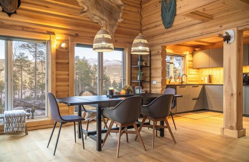 Kviteseid House | Moose Lodge is an atmospheric, luxurious, and modern home for 6 people with a beautiful view of the lake.