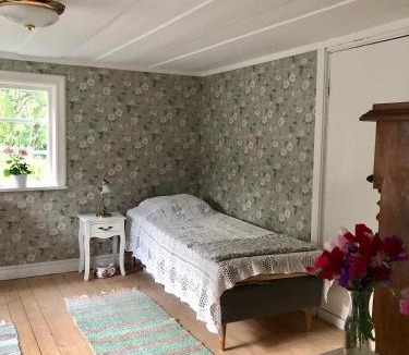 Moklinta House | Mormors stuga har charmigt torrdass och utedusch i trädgården