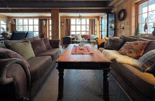 Nore og Uvdal House | Mountain cabin by seven mountain lakes in Sloko