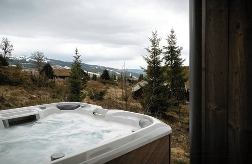yer House | Mountain cabin near Hafjell with view and hot tub