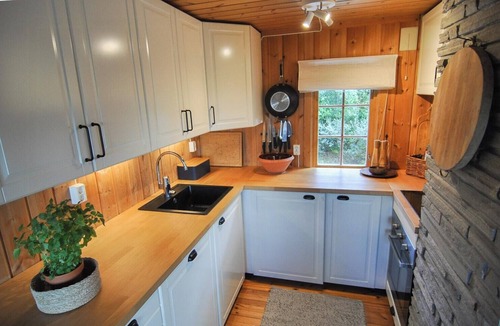 Vestre Slidre House | Mountain cabin views of hills and lake