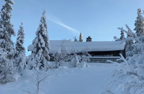 Vestre Slidre House | Mountain cabin views of hills and lake