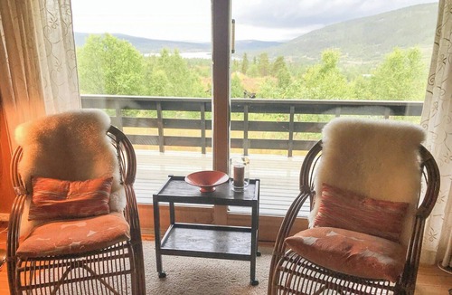 Vestre Slidre House | Mountain cabin views of hills and lake