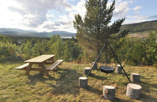 Vestre Slidre House | Mountain cabin views of hills and lake