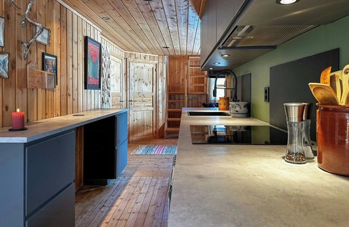 Orkdal House | Mountain cabin with private dock by Søvatnet