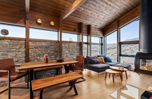 Svidalen House | Mountain Cabin with Stunning Views, Extra Space Available