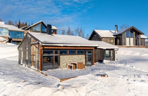 Svidalen House | Mountain Cabin with Stunning Views, Extra Space Available