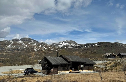 Suldal House | Mountain cottage with panoramic views by Sand