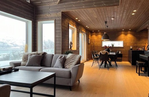 Tromso House | Mountain home with view near Tromsø
