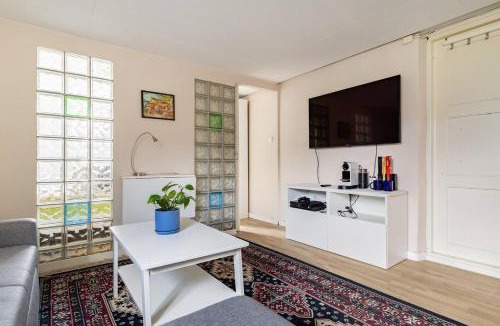 Baerum Apartment | Mountain view Apartment near Oslo: bedroom, lounge, kitchen and bathroom. Flat in Rykkinn