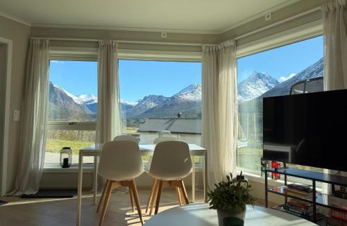 Isfjorden Apartment | Mountain View apartment