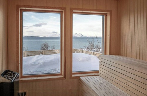 Lyngen House | Mountains, sea and northern lights right outside