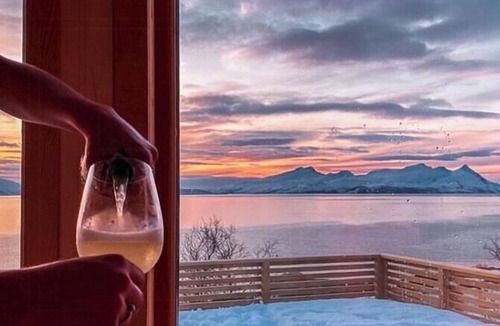 Lyngen House | Mountains, sea and northern lights right outside