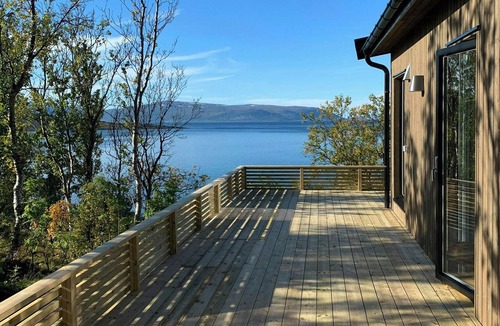 Lyngen House | Mountains, sea and northern lights right outside