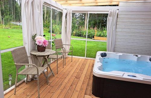 Borlange Cabin | Myntloftet med inglasad bubbelbad