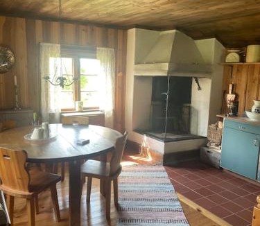 Vikarbyn House | Mysig Fäbod med Öppenspis, WC, Vatten & solceller