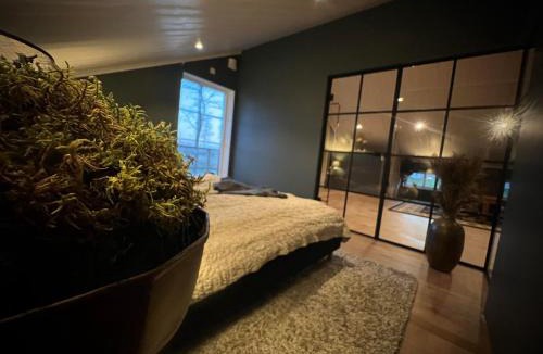 Ljung House | Mysig lägenhet med öppen planlösning på hästgård.