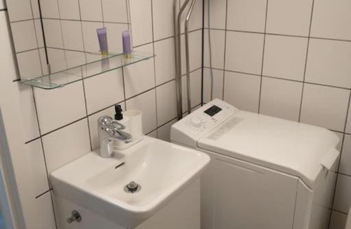 Ekbacken Apartment | Mysig studio med veranda och tvättmaskin