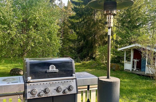Sodersvik Cabin | Mysig Stuga i Västanvik. Härlig Altan i Bästa Solläge och Stor Barnvänlig Tomt