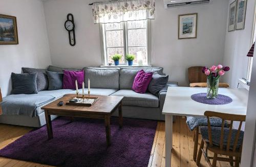 Froseke House | Mysig stuga med öppen spis och uteplats